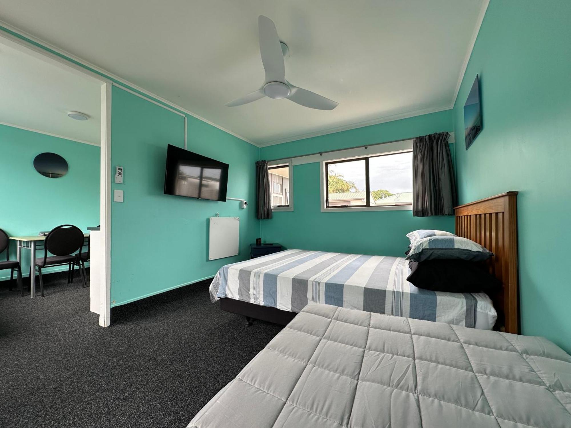 ホテル Kiwi Cabins Tapu エクステリア 写真